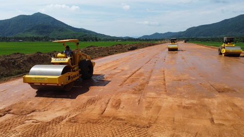 Thủ tướng yêu cầu giải quyết vướng mắc vật liệu xây dựng cao tốc Bắc - Nam - Ảnh 1. Thủ tướng yêu cầu giải quyết vướng mắc vật liệu xây dựng cao tốc Bắc - Nam - Ảnh 1.