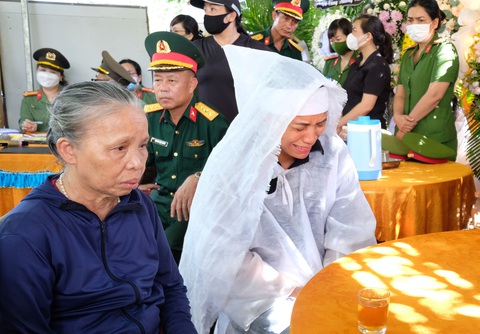 Vụ tấn công 2 trụ sở UBND xã ở Đắk Lắk: Thương các anh hy sinh, nặng nỗi đau người ở lại - Ảnh 2. Vụ tấn công 2 trụ sở UBND xã ở Đắk Lắk: Thương các anh hy sinh, nặng nỗi đau người ở lại - Ảnh 2.