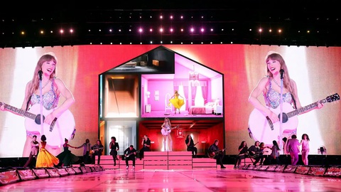 Show diễn kỷ lục của Taylor Swift cần 90 xe tải chở hàng - Ảnh 3. Show diễn kỷ lục của Taylor Swift cần 90 xe tải chở hàng - Ảnh 3.