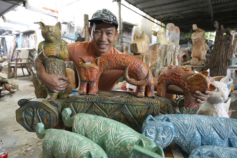 Hội An chờ được gọi tên thành phố sáng tạo - Ảnh 1. Sản phẩm nghệ thuật được nghệ nhân Lê Ngọc Thuận sáng tạo từ nguồn gỗ "củi lũ" - Ảnh: T.B.D.