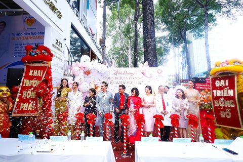 Nghi thức cắt băng khai trương với sự tham gia của nhiều lãnh đạo và biểu tượng sắc đẹp của Việt Nam. Ảnh: D.K Nghi thức cắt băng khai trương với sự tham gia của nhiều lãnh đạo và biểu tượng sắc đẹp của Việt Nam - Ảnh: D.K.