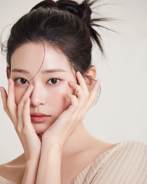 Cựu thành viên IZ*ONE - Kim Min Ju gây bão vì gương mặt hoàn hảo - Ảnh 1. Cựu thành viên IZ*ONE - Kim Min Ju gây bão vì gương mặt hoàn hảo - Ảnh 1.