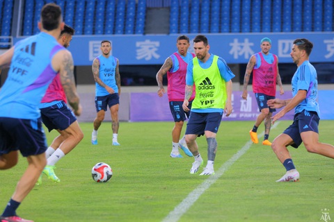 Lionel Messi gây sốt tại Trung Quốc, có thể không đến Indonesia - Ảnh 1. Lionel Messi gây sốt tại Trung Quốc, có thể không đến Indonesia - Ảnh 1.