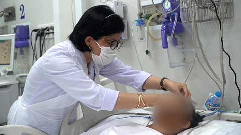 Nấm dại vào mùa, nhiều người bị ngộ độc - Ảnh 1. Người bị ngộ độc nấm đang được điều trị tại Bệnh viện Chợ Rẫy (TP.HCM) - Ảnh: BVCC
