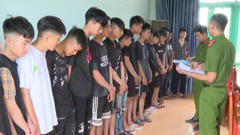 Xử lý 31 thanh thiếu niên mang hung khí đi giải quyết mâu thuẫn - Ảnh 1. Xử lý 31 thanh thiếu niên mang hung khí đi giải quyết mâu thuẫn - Ảnh 1.
