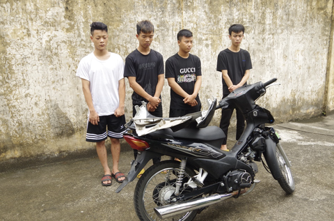 Bắt nhóm thanh niên bịt mặt, che biển số xe để cướp xe máy - Ảnh 1. Bắt nhóm thanh niên bịt mặt, che biển số xe để cướp xe máy - Ảnh 1.