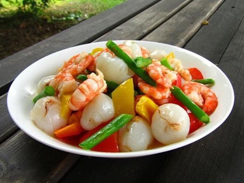 Trái vải tươi: Ăn bao nhiêu là đủ, giá trị dinh dưỡng thế nào? - Ảnh 1. Vải thiều xào tôm, một trong số món ăn có nguyên liệu là trái vải - Ảnh minh họa
