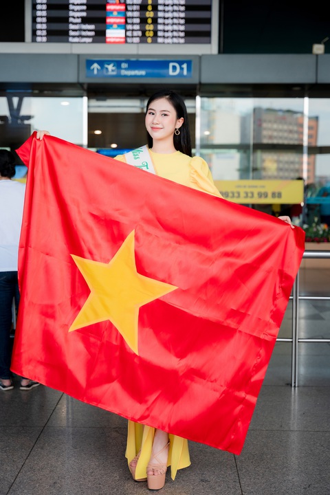 Nguyễn Trang Nguyệt Minh rạng rỡ lên đường dự thi Miss Teen Grand International - Ảnh 3. Cô gái trẻ đầy háo hức và cũng rất tự tin trên hành trình chinh phục vương miện phía trước