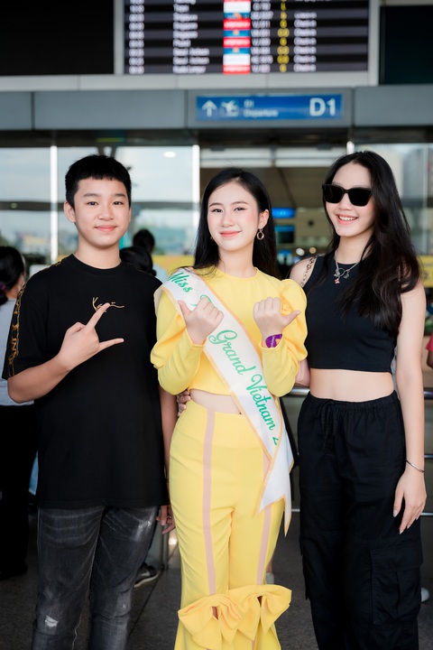 Nguyễn Trang Nguyệt Minh rạng rỡ lên đường dự thi Miss Teen Grand International - Ảnh 1. Bạn bè cùng người thân tiễn Nguyễn Trang Nhật Minh sang Cambodia thi Miss Teen Grand International 2023