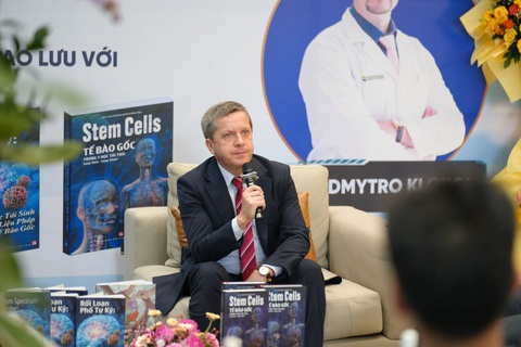 European Wellness ra mắt sách về tế bào gốc và tự kỷ tại Việt Nam - Ảnh 1. GS.TS Mike Chan và TS Dmytro Klokol giao lưu cùng bạn đọc