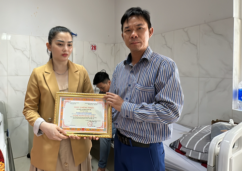 Trao giải thưởng Bạn đồng hành quanh tôi cho 5 chiến sĩ vụ 2 trụ sở xã tại Đắk Lắk bị tấn công - Ảnh 1. Trao giải thưởng Bạn đồng hành quanh tôi cho 5 chiến sĩ vụ 2 trụ sở xã tại Đắk Lắk bị tấn công - Ảnh 1.