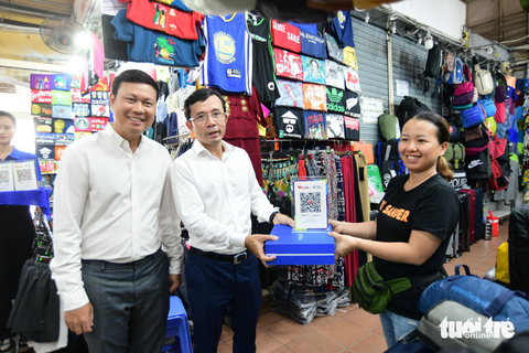 Tiểu thương chợ Bến Thành nô nức nhận mã thanh toán không tiền mặt - Ảnh 3. Tiểu thương chợ Bến Thành nô nức nhận mã thanh toán không tiền mặt - Ảnh 3.
