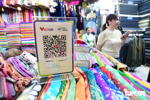 Tiểu thương chợ Bến Thành nô nức nhận mã thanh toán không tiền mặt - Ảnh 6. Tiểu thương chợ Bến Thành nô nức nhận mã thanh toán không tiền mặt - Ảnh 6.