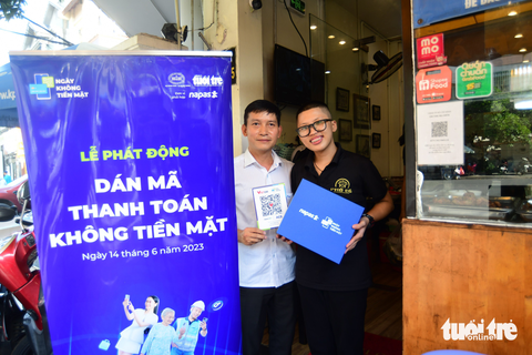 Nhiều quán ăn phố ẩm thực Phan Xích Long được tặng mã thanh toán không tiền mặt - Ảnh 6. Nhiều quán ăn phố ẩm thực Phan Xích Long được tặng mã thanh toán không tiền mặt - Ảnh 6.