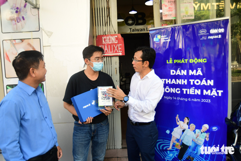 Nhiều quán ăn phố ẩm thực Phan Xích Long được tặng mã thanh toán không tiền mặt - Ảnh 9. Nhiều quán ăn phố ẩm thực Phan Xích Long được tặng mã thanh toán không tiền mặt - Ảnh 9.