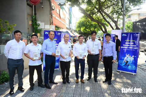 Nhiều quán ăn phố ẩm thực Phan Xích Long được tặng mã thanh toán không tiền mặt - Ảnh 7. Nhiều quán ăn phố ẩm thực Phan Xích Long được tặng mã thanh toán không tiền mặt - Ảnh 7.