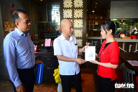 Nhiều quán ăn phố ẩm thực Phan Xích Long được tặng mã thanh toán không tiền mặt - Ảnh 11. Nhiều quán ăn phố ẩm thực Phan Xích Long được tặng mã thanh toán không tiền mặt - Ảnh 11.