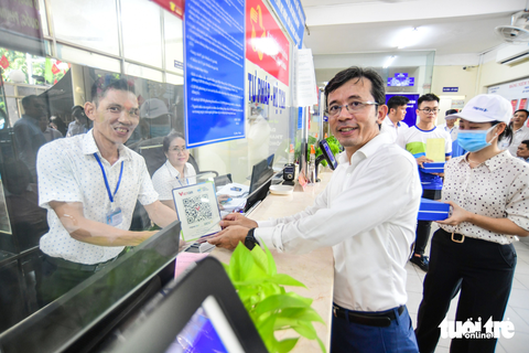 Người dân hào hứng với dịch vụ công không tiền mặt - Ảnh 1. Người dân hào hứng với dịch vụ công không tiền mặt - Ảnh 1.