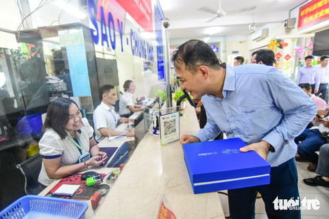Người dân hào hứng với dịch vụ công không tiền mặt - Ảnh 2. Người dân hào hứng với dịch vụ công không tiền mặt - Ảnh 2.