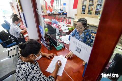 Người dân hào hứng với dịch vụ công không tiền mặt - Ảnh 3. Người dân hào hứng với dịch vụ công không tiền mặt - Ảnh 3.