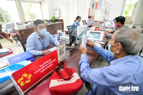 Người dân hào hứng với dịch vụ công không tiền mặt - Ảnh 4. Người dân hào hứng với dịch vụ công không tiền mặt - Ảnh 4.