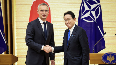 Thông điệp của NATO và Nhật Bản ở châu Á - Ảnh 1. Tổng thư ký NATO Jens Stoltenberg (trái) và Thủ tướng Nhật Bản Kishida Fumio - Ảnh: Reuters