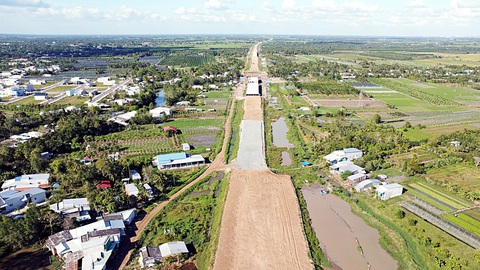 Thi công tuyến đường cao tốc Mỹ Thuận - Cần Thơ. Theo kế hoạch, tuyến cao tốc này sẽ hoàn thành trong năm 2023 - Ảnh: CHÍ QUỐC Thi công tuyến đường cao tốc Mỹ Thuận - Cần Thơ. Theo kế hoạch, tuyến cao tốc này sẽ hoàn thành trong năm 2023 - Ảnh: CHÍ QUỐC