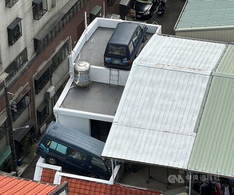 Bị phạt vì đỗ sai quy định, chủ xe đậu luôn trên nóc nhà - Ảnh 1. Bị phạt vì đỗ sai quy định, chủ xe đậu luôn trên nóc nhà - Ảnh 1.