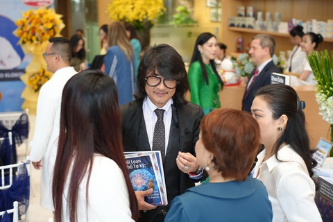 European Wellness ra mắt sách về tế bào gốc và tự kỷ tại Việt Nam - Ảnh 3. GS.TS Mike Chan giao lưu cùng độc giả tại sự kiện