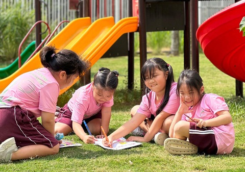 Học sinh mặc áo hồng vào thứ sáu cuối tháng tại trường - Ảnh: S.C. Học sinh mặc áo hồng vào thứ sáu cuối tháng tại trường - Ảnh: S.C.