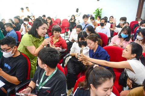 Nhiều tiểu thương hào hứng khi tham gia buổi tập huấn kỹ năng “quản lý thu chi không tiền mặt” Nhiều tiểu thương hào hứng khi tham gia buổi tập huấn kỹ năng “quản lý thu chi không tiền mặt”