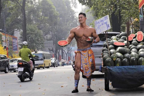 Anh Mai An Tiêm bán dưa hấu làm giám khảo cuộc thi thể hình - Ảnh 1. Anh Mai An Tiêm bán dưa hấu làm giám khảo cuộc thi thể hình - Ảnh 1.