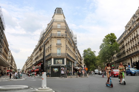 Paris - London và minh chứng bạn không cần những tòa nhà chọc trời để phát triển - Ảnh 7. Những khu nhà được xây dựng quy cũ thường thấy ở thủ đô Paris - Ảnh: H.TR
