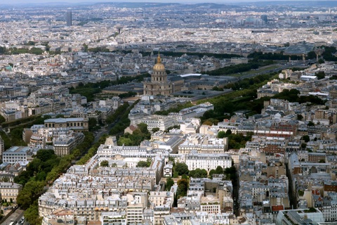 Paris - London và minh chứng bạn không cần những tòa nhà chọc trời để phát triển - Ảnh 5. Điện Invalides, được vua Louis XIV xây dựng vào cuối thế kỷ 17, nơi an nghỉ của Napoléon cùng nhiều nhân vật nổi tiếng khác như Vauban, Turenne, Napoléon II... nhìn từ trên cao - Ảnh: H.TR