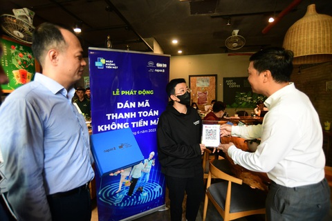 Nhiều quán ăn phố ẩm thực Phan Xích Long được tặng mã thanh toán không tiền mặt - Ảnh 10. Nhiều quán ăn phố ẩm thực Phan Xích Long được tặng mã thanh toán không tiền mặt - Ảnh 10.