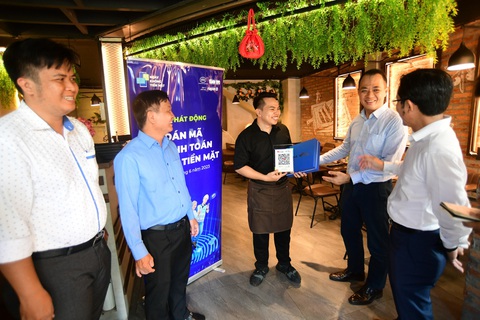 Nhiều quán ăn phố ẩm thực Phan Xích Long được tặng mã thanh toán không tiền mặt - Ảnh 4. Nhiều quán ăn phố ẩm thực Phan Xích Long được tặng mã thanh toán không tiền mặt - Ảnh 4.