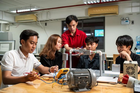 Học ngành Kỹ thuật Hàng không, bạn trẻ tự tin chọn lối đi riêng - Ảnh 3. Học ngành Kỹ thuật Hàng không, bạn trẻ tự tin chọn lối đi riêng - Ảnh 3.