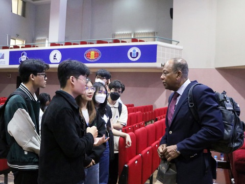 Giáo sư Trường Y Johns Hopkins: Với bác sĩ, các danh hiệu không có giá trị - Ảnh 3. Giáo sư Trường Y Johns Hopkins: Với bác sĩ, các danh hiệu không có giá trị - Ảnh 3.