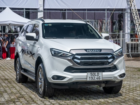 Tin tức giá xe: Isuzu mu-X giảm giá tới 145 triệu - Ảnh 2. Isuzu mu-X đang phân phối ở Việt Nam thuộc thế hệ thứ hai, sở hữu thiết kế khác biệt hoàn toàn và cũng lớn hơn so với “tiền nhiệm”. Kính hông 3 ô liền lạc thay vì tách rời như trước. Cụm đèn trước thanh mảnh hơn, tích hợp công nghệ LED. Đèn hậu LED cũng nhỏ gọn hơn. Lưới tản nhiệt lớn vẫn mang phong cách đặc trưng của xe Isuzu. Mâm tông màu xám khói trên bản cao cấp - Ảnh: Đại lý Isuzu/Facebook