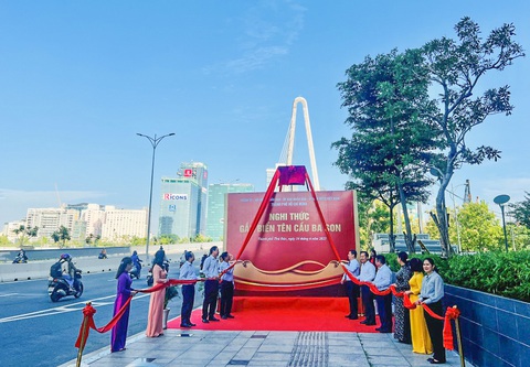 Cầu Thủ Thiêm 2 chính thức đổi tên thành cầu Ba Son - Ảnh 1. Các đại biểu thực hiện nghi thức gắn biển cho cầu Ba Son - Ảnh: CTV
