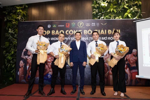 Anh Mai An Tiêm bán dưa hấu làm giám khảo cuộc thi thể hình - Ảnh 2. Anh Mai An Tiêm bán dưa hấu làm giám khảo cuộc thi thể hình - Ảnh 2.