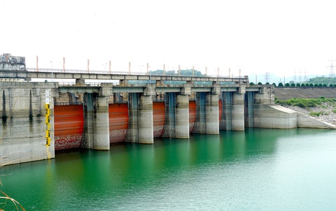 Nhà máy thủy điện Hòa Bình nếu vận hành liên tục chỉ còn 13 ngày là tới mực nước chết - Ảnh: N.AN Các nhà máy thủy điện đa mục tiêu chưa tham gia thị trường điện cạnh tranh. Trong ảnh: Nhà máy thủy điện Hòa Bình - Ảnh: N.AN