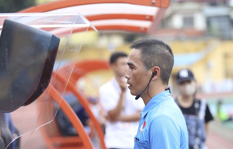 Trọng tài Việt Nam thực hành VAR trên sân Hàng Đẫy - Ảnh 2. Trọng tài Việt Nam thực hành VAR trên sân Hàng Đẫy - Ảnh 2.