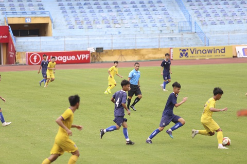 Trọng tài Việt Nam thực hành VAR trên sân Hàng Đẫy - Ảnh 4. Trọng tài Việt Nam thực hành VAR trên sân Hàng Đẫy - Ảnh 4.