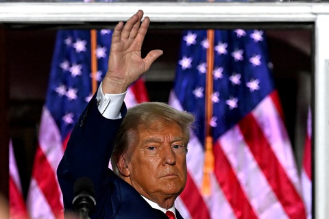 Đám đông ủng hộ chúc mừng sinh nhật ông Trump sau phiên tòa - Ảnh 1. Đám đông ủng hộ chúc mừng sinh nhật ông Trump sau phiên tòa - Ảnh 1.