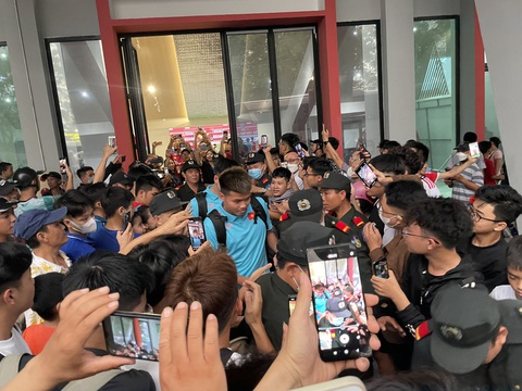 CĐV Hải Phòng xếp hàng dài 2 tiếng chờ tuyển Việt Nam - Ảnh 1. CĐV Hải Phòng xếp hàng dài 2 tiếng chờ tuyển Việt Nam - Ảnh 1.