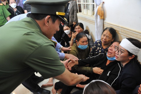 Trao giải thưởng Bạn đồng hành quanh tôi cho 5 chiến sĩ vụ 2 trụ sở xã tại Đắk Lắk bị tấn công - Ảnh 3. Trao giải thưởng Bạn đồng hành quanh tôi cho 5 chiến sĩ vụ 2 trụ sở xã tại Đắk Lắk bị tấn công - Ảnh 3.
