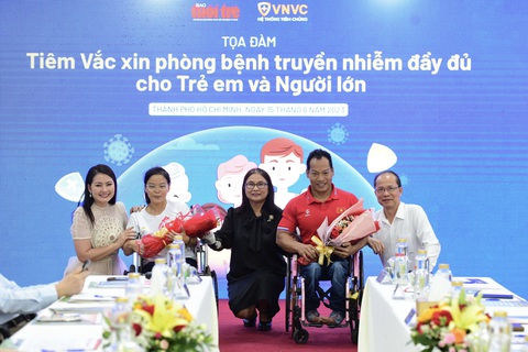 Tiêm vắc xin đầy đủ để phòng bệnh truyền nhiễm cho trẻ em và người lớn - Ảnh 1. Tiêm vắc xin đầy đủ để phòng bệnh truyền nhiễm cho trẻ em và người lớn - Ảnh 1.