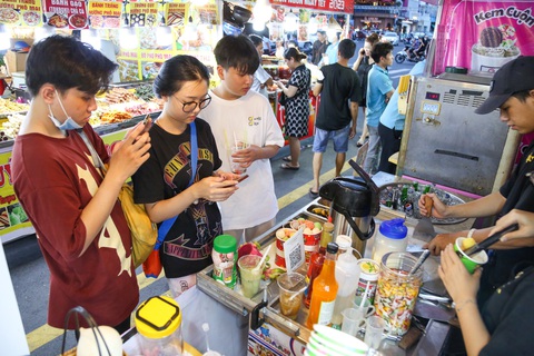 Chưa khai mạc, lễ hội Không tiền mặt đã nhộn nhịp du khách - Ảnh 7. Chưa khai mạc, lễ hội Không tiền mặt đã nhộn nhịp du khách - Ảnh 7.
