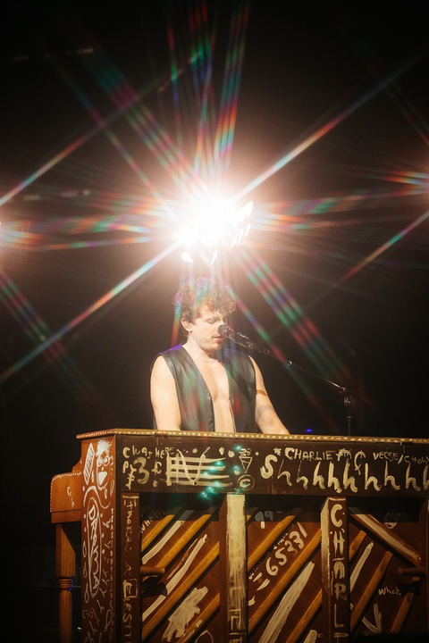 Sánh vai cùng Charlie Puth chinh phục thế giới. Ảnh: D.K Sánh vai cùng Charlie Puth chinh phục thế giới. Ảnh: D.K